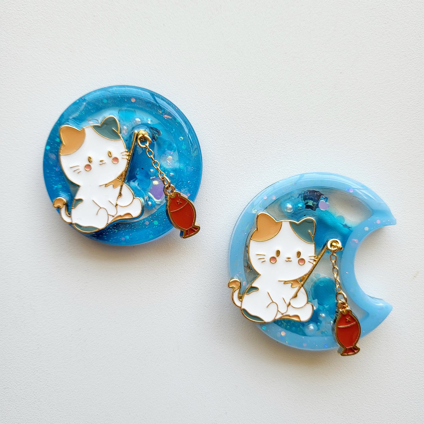 TTE Originals Fishing Cat Resin Shaker Charm Badge Reel Phone Grip Keychain