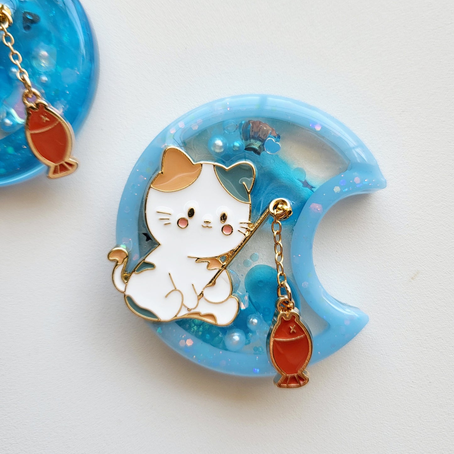 TTE Originals Fishing Cat Resin Shaker Charm Badge Reel Phone Grip Keychain