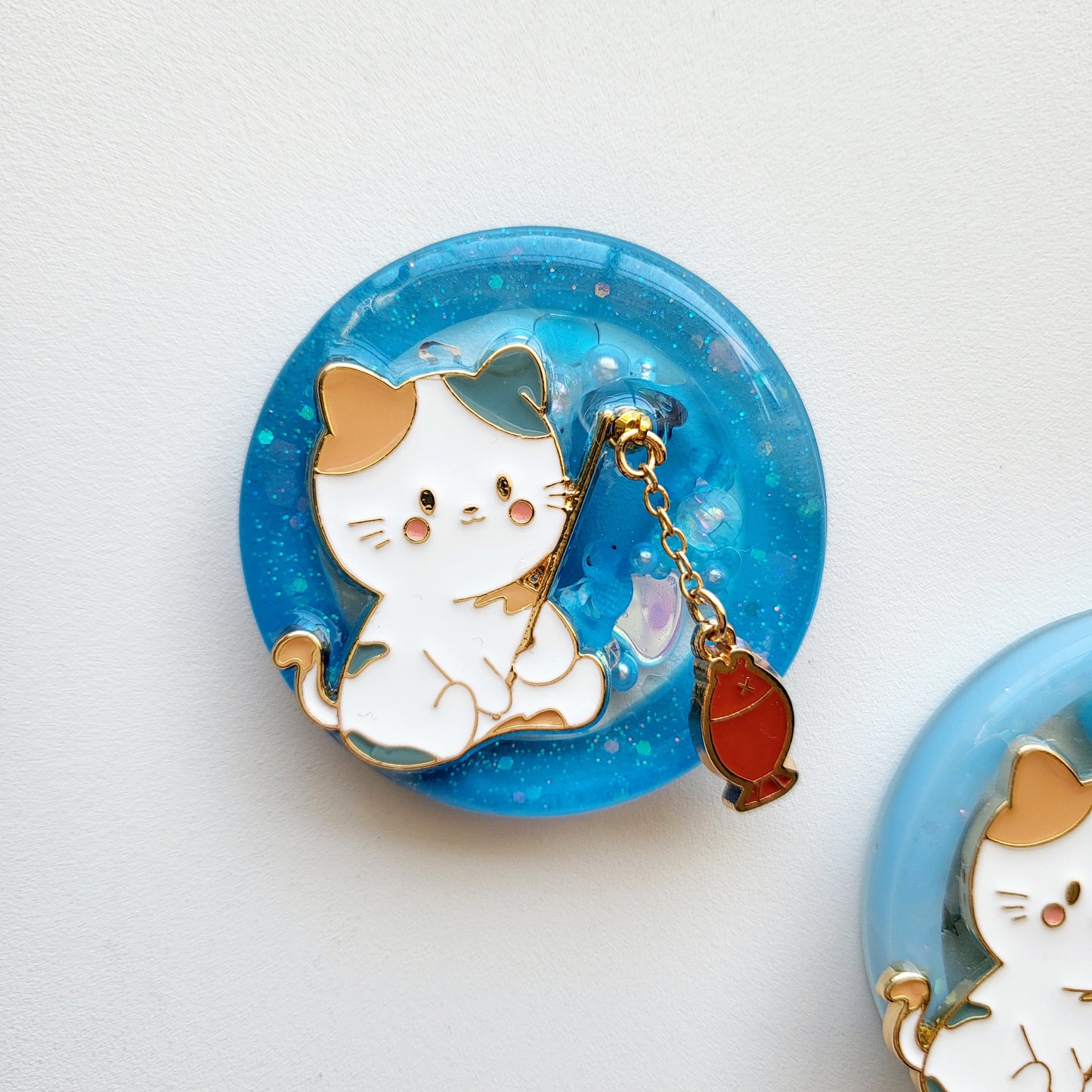 TTE Originals Fishing Cat Resin Shaker Charm Badge Reel Phone Grip Keychain